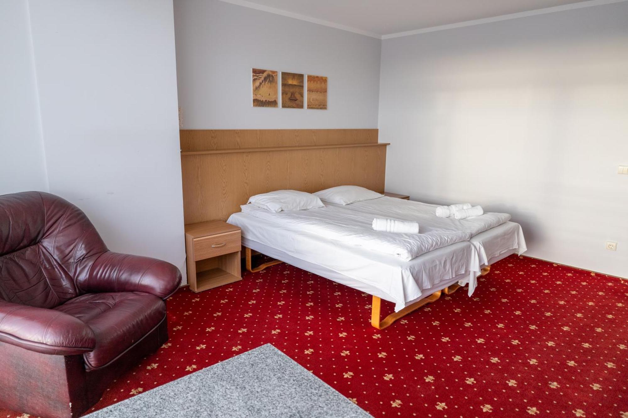Viesbutis Banga Hotel โตเรกี ภายนอก รูปภาพ